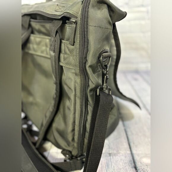 Kensington Saddle Pro Khaki Green Laptop Convertible Backpack Messenger Bag - Picture 6 of 15